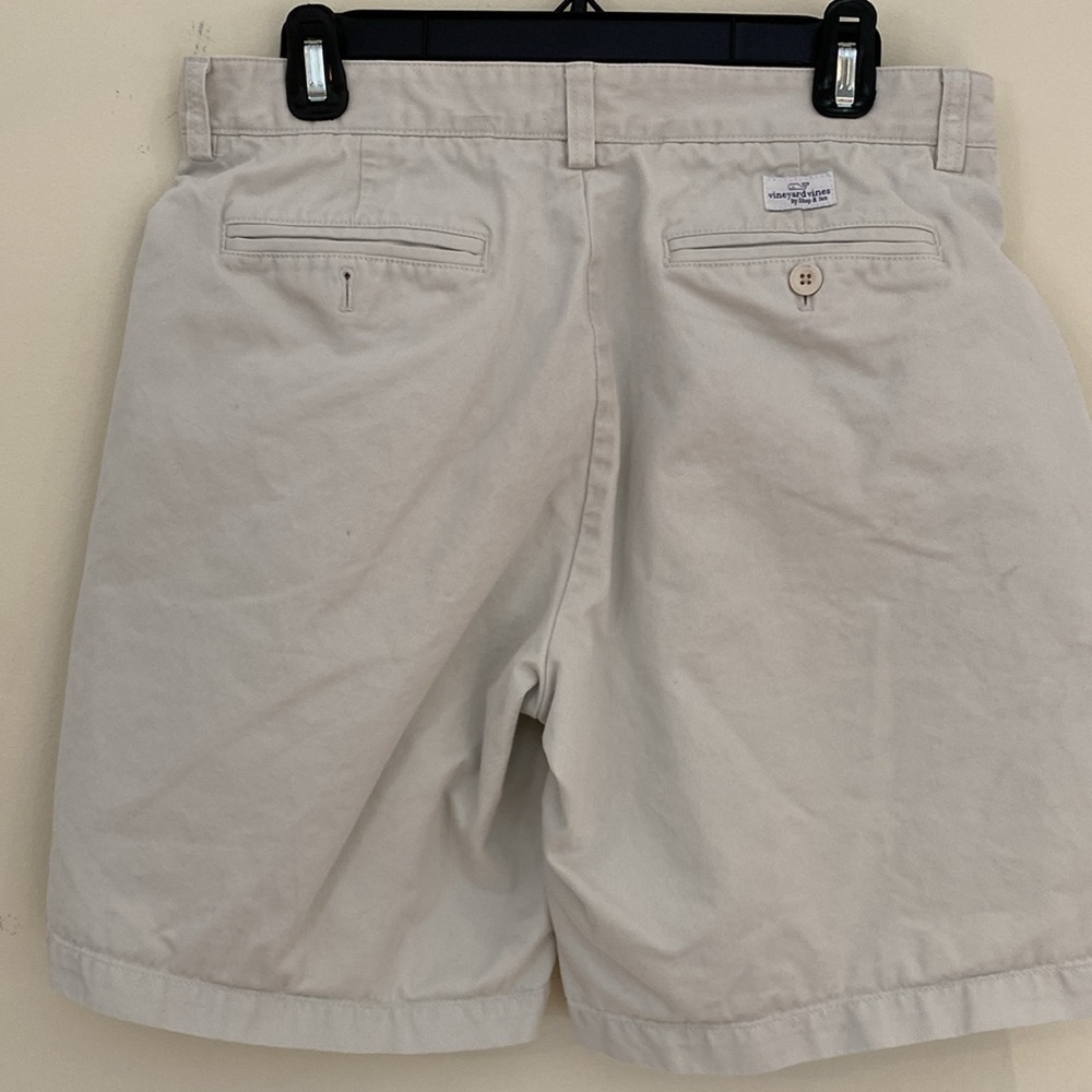 Vineyard Vines 100% cotton light stone flat front shorts Sz 32 - Picture 3 of 5